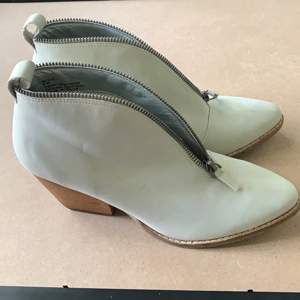 Coconuts White Bootie size 8